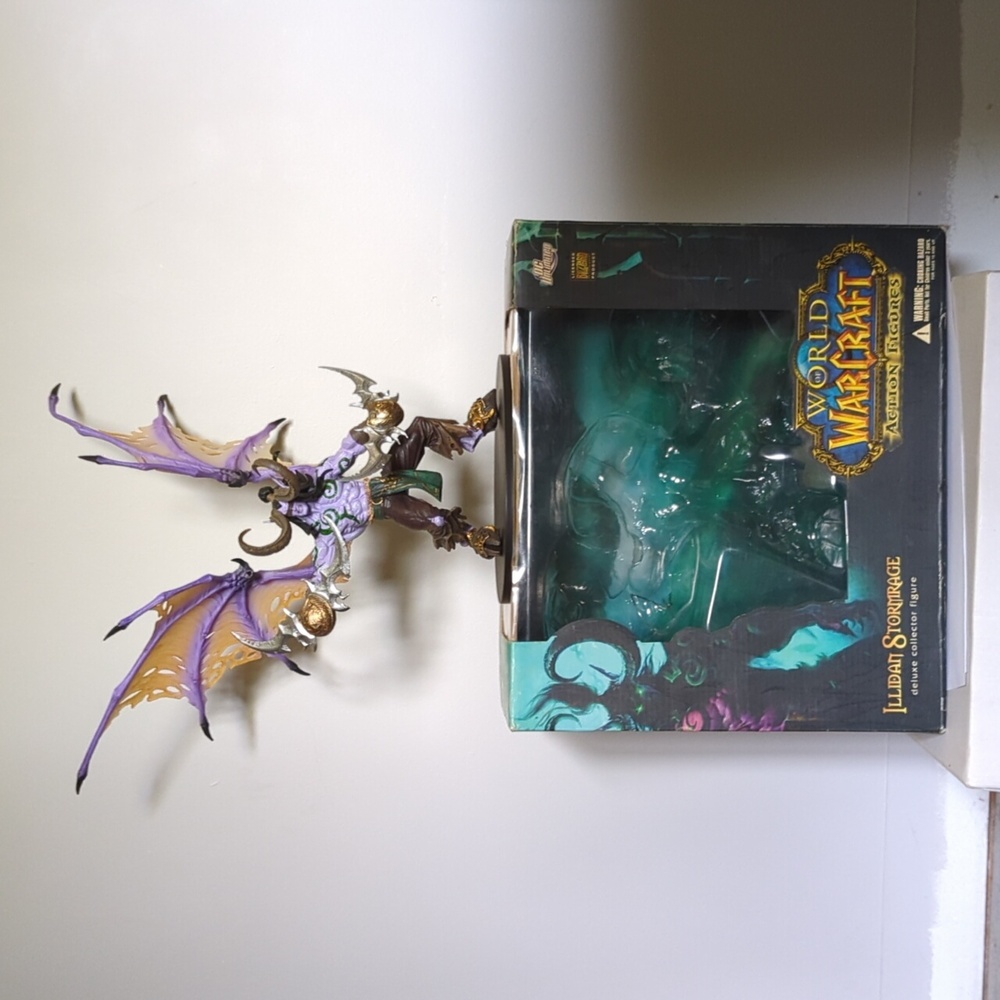 World of Warcraft Illidan Stormrage Deluxe Collector Figure